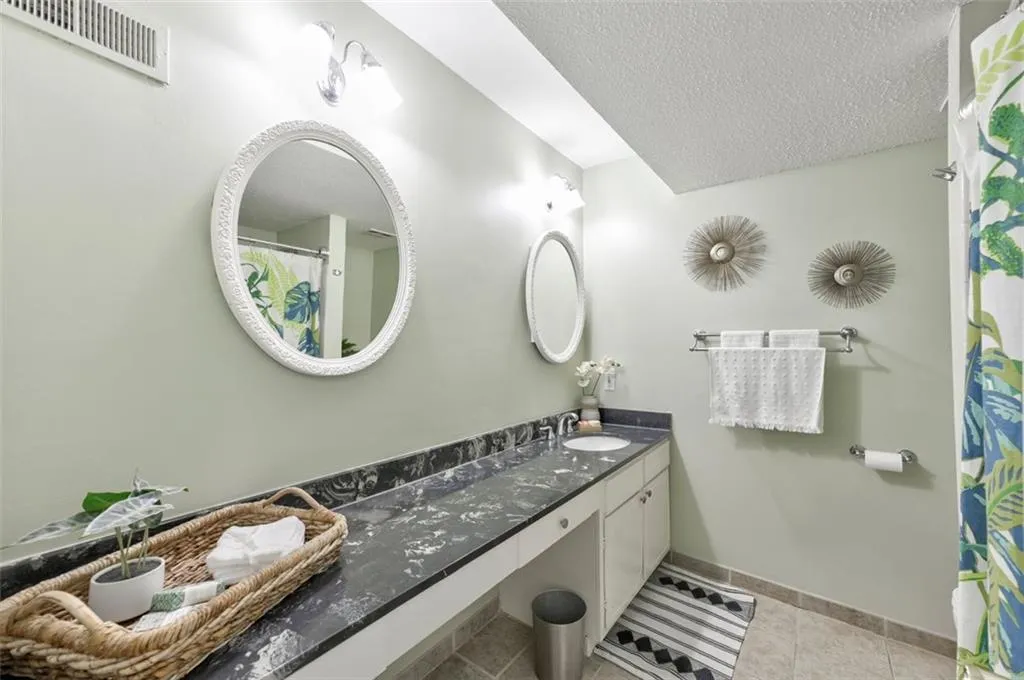 6851 Roswell Road Unit Q9, Sandy Springs, Georgia 30328, 3 Bedrooms Bedrooms, ,2 BathroomsBathrooms,Residential,Sold,6851 Roswell Road Unit Q9,7258598