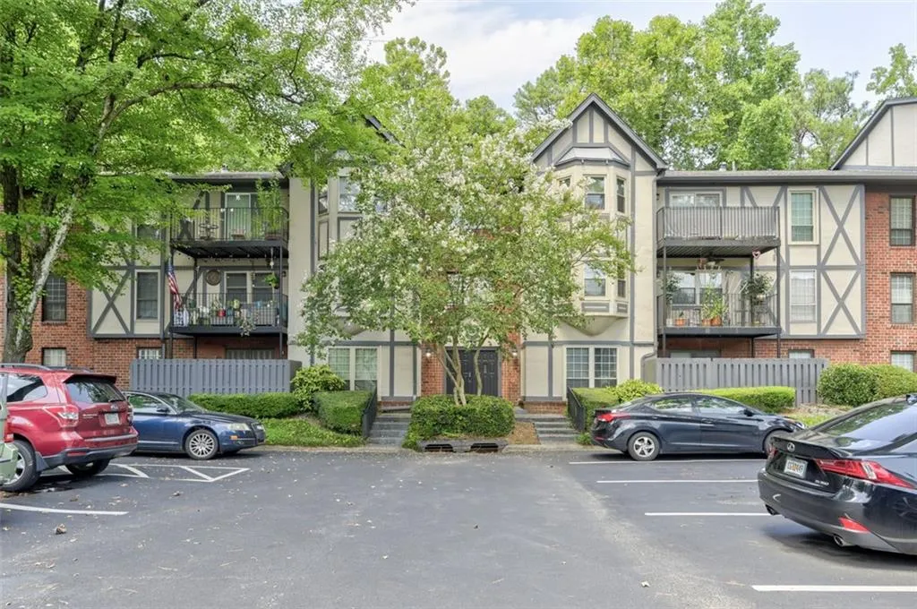 6851 Roswell Road Unit Q9, Sandy Springs, Georgia 30328, 3 Bedrooms Bedrooms, ,2 BathroomsBathrooms,Residential,Sold,6851 Roswell Road Unit Q9,7258598