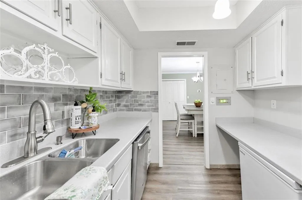 6851 Roswell Road Unit Q9, Sandy Springs, Georgia 30328, 3 Bedrooms Bedrooms, ,2 BathroomsBathrooms,Residential,Sold,6851 Roswell Road Unit Q9,7258598