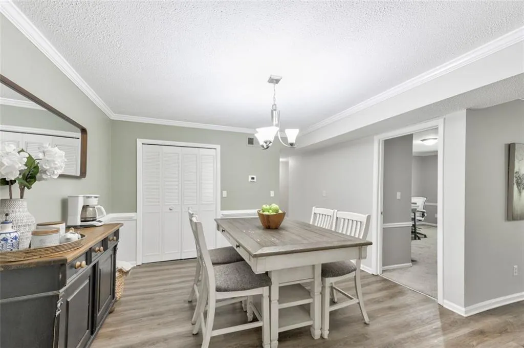 6851 Roswell Road Unit Q9, Sandy Springs, Georgia 30328, 3 Bedrooms Bedrooms, ,2 BathroomsBathrooms,Residential,Sold,6851 Roswell Road Unit Q9,7258598