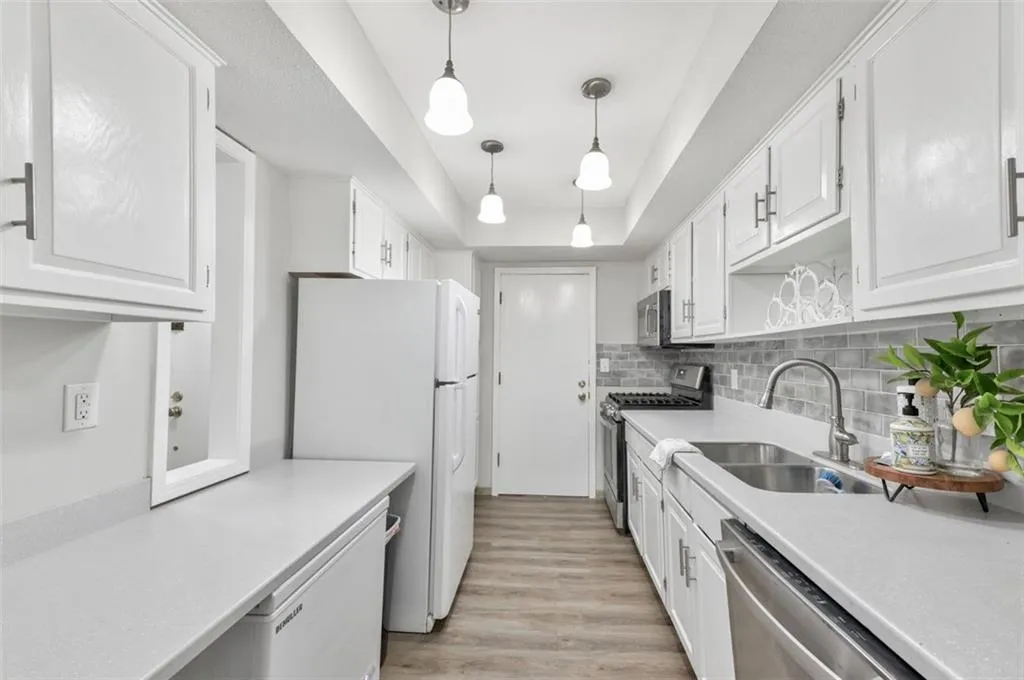 6851 Roswell Road Unit Q9, Sandy Springs, Georgia 30328, 3 Bedrooms Bedrooms, ,2 BathroomsBathrooms,Residential,Sold,6851 Roswell Road Unit Q9,7258598