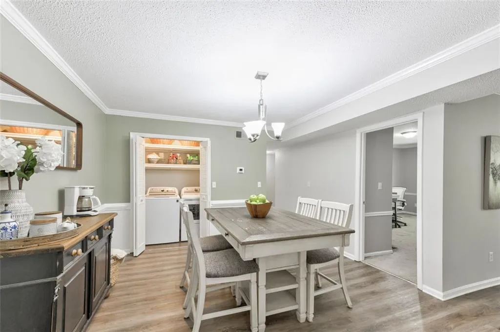 6851 Roswell Road Unit Q9, Sandy Springs, Georgia 30328, 3 Bedrooms Bedrooms, ,2 BathroomsBathrooms,Residential,Sold,6851 Roswell Road Unit Q9,7258598