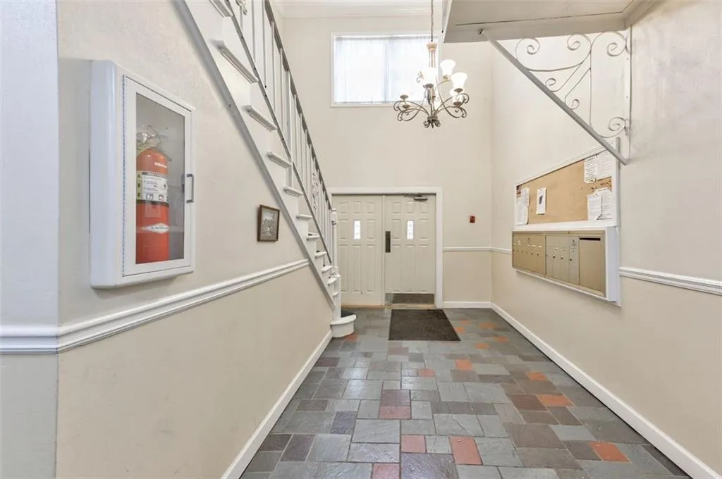 6851 Roswell Road Unit Q9, Sandy Springs, Georgia 30328, 3 Bedrooms Bedrooms, ,2 BathroomsBathrooms,Residential,Sold,6851 Roswell Road Unit Q9,7258598