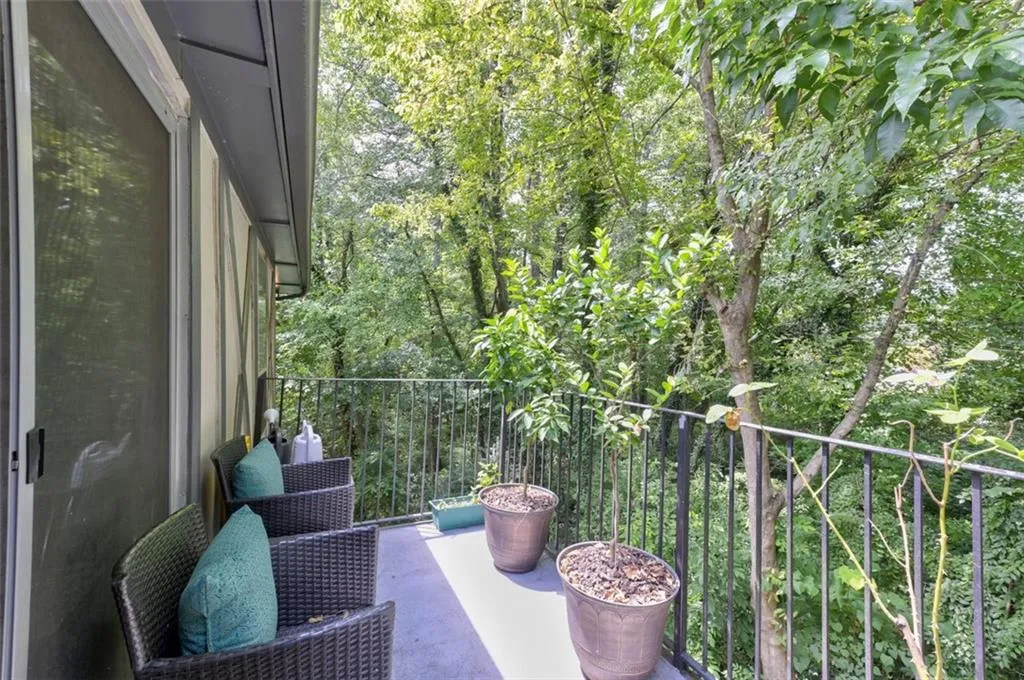 6851 Roswell Road Unit Q9, Sandy Springs, Georgia 30328, 3 Bedrooms Bedrooms, ,2 BathroomsBathrooms,Residential,Sold,6851 Roswell Road Unit Q9,7258598