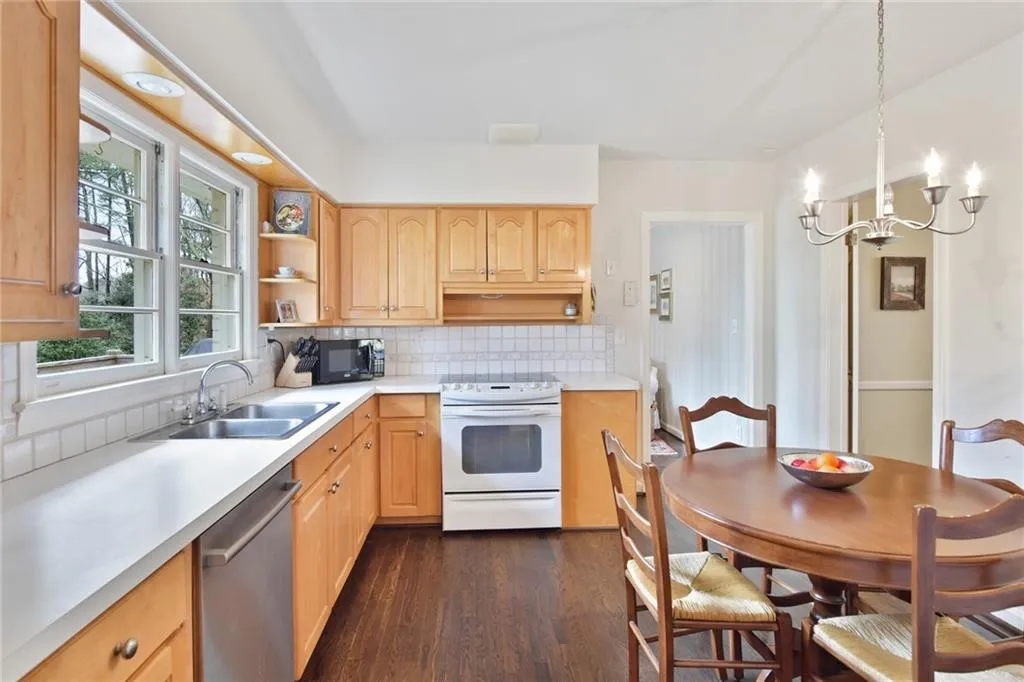 555 Highbrook Drive, Atlanta, Georgia 30342, 3 Bedrooms Bedrooms, ,2 BathroomsBathrooms,Residential,Sold,555 Highbrook Drive,6697067