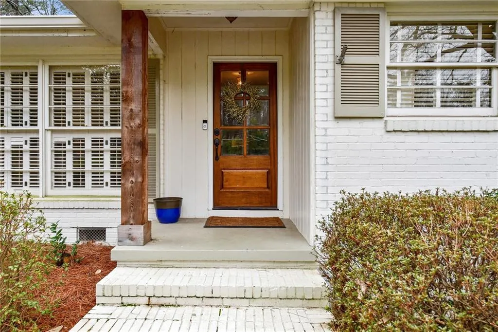 555 Highbrook Drive, Atlanta, Georgia 30342, 3 Bedrooms Bedrooms, ,2 BathroomsBathrooms,Residential,Sold,555 Highbrook Drive,6697067