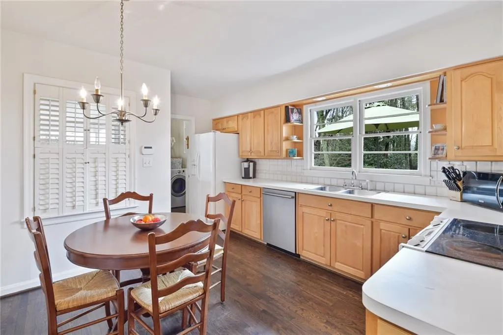 555 Highbrook Drive, Atlanta, Georgia 30342, 3 Bedrooms Bedrooms, ,2 BathroomsBathrooms,Residential,Sold,555 Highbrook Drive,6697067