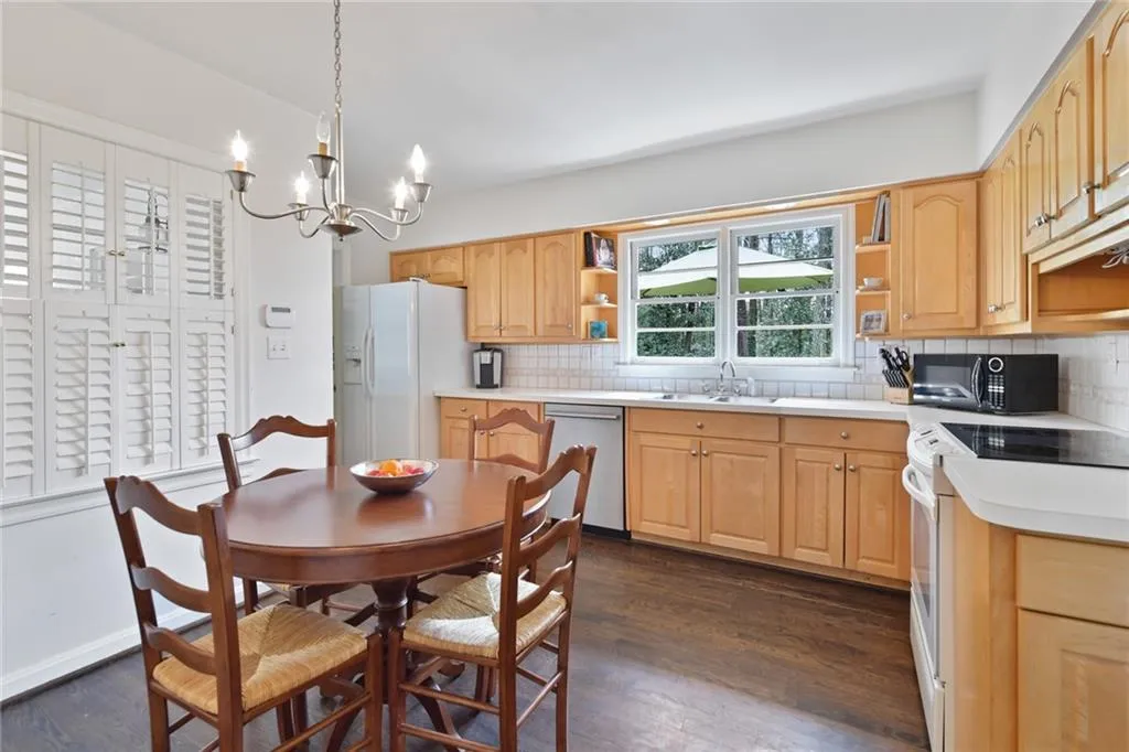 555 Highbrook Drive, Atlanta, Georgia 30342, 3 Bedrooms Bedrooms, ,2 BathroomsBathrooms,Residential,Sold,555 Highbrook Drive,6697067