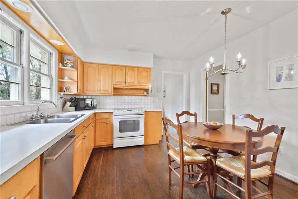 555 Highbrook Drive, Atlanta, Georgia 30342, 3 Bedrooms Bedrooms, ,2 BathroomsBathrooms,Residential,Sold,555 Highbrook Drive,6697067
