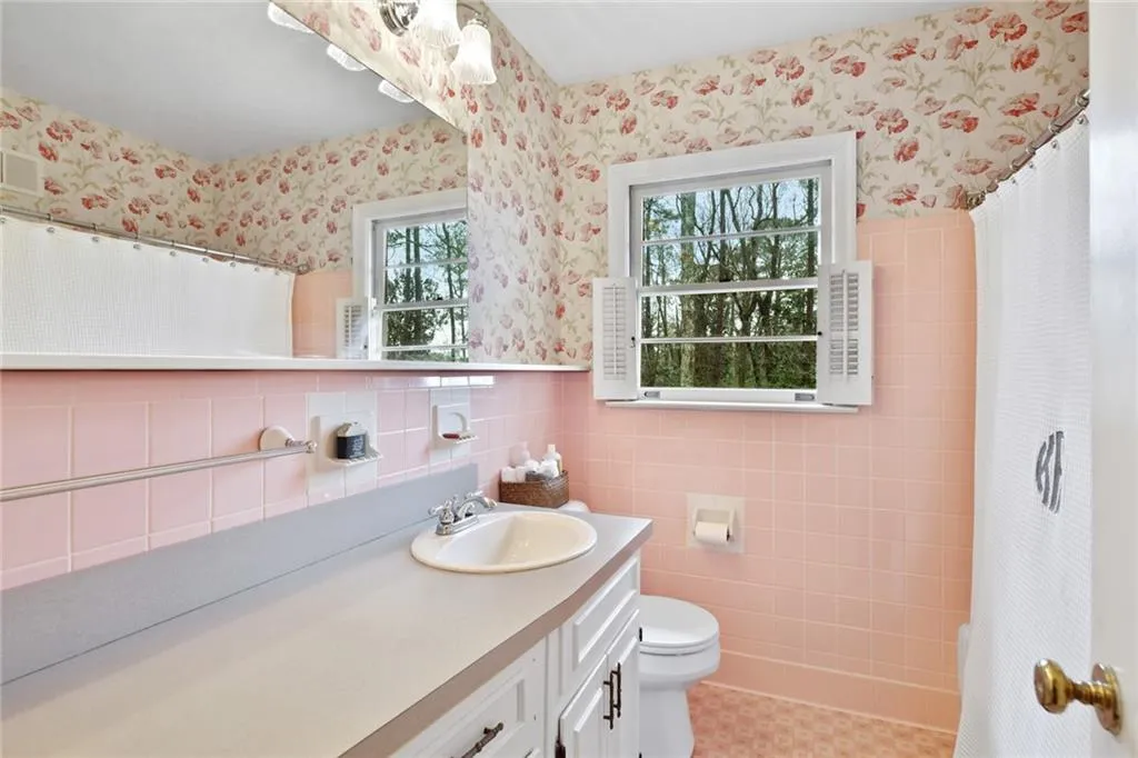 555 Highbrook Drive, Atlanta, Georgia 30342, 3 Bedrooms Bedrooms, ,2 BathroomsBathrooms,Residential,Sold,555 Highbrook Drive,6697067