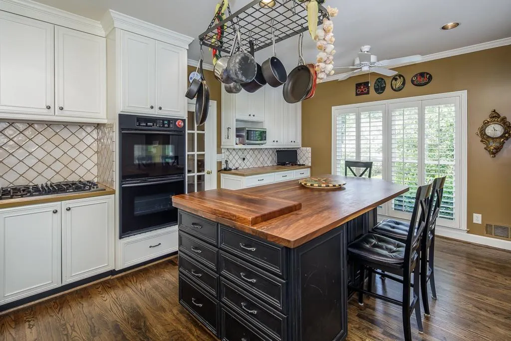 105 Grosvenor Place, Atlanta, Georgia 30328, 3 Bedrooms Bedrooms, ,2 BathroomsBathrooms,Residential,Sold,105 Grosvenor Place,6008051