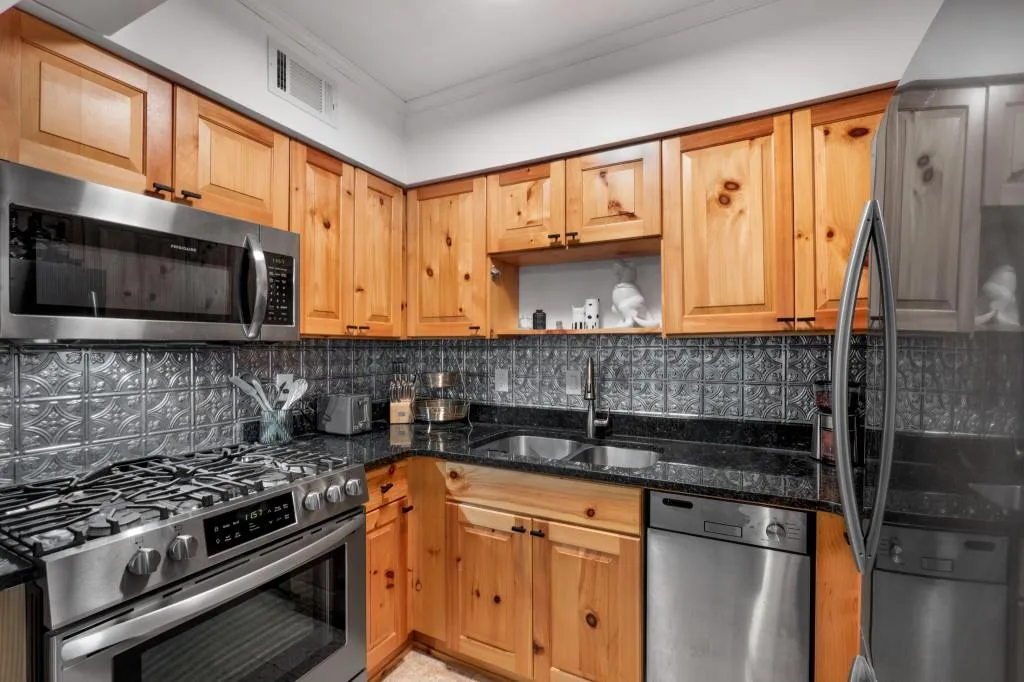 6980 Roswell Road Unit C9, Atlanta, Georgia 30328, 1 Bedroom Bedrooms, ,1 BathroomBathrooms,Residential,Sold,6980 Roswell Road Unit C9,7014670