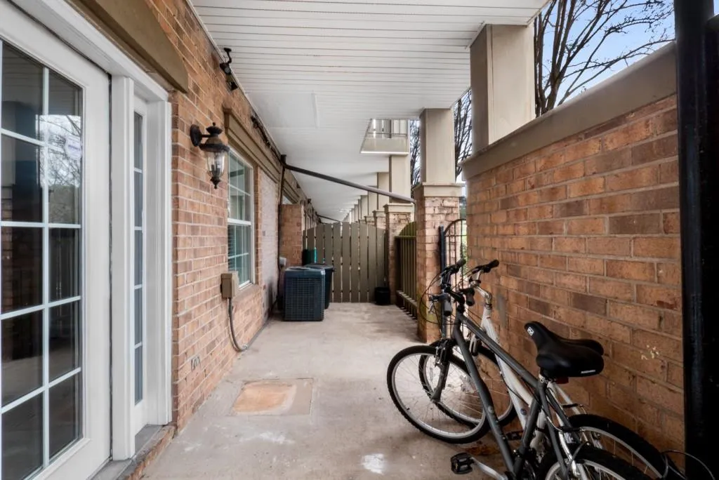 6980 Roswell Road Unit C9, Atlanta, Georgia 30328, 1 Bedroom Bedrooms, ,1 BathroomBathrooms,Residential,Sold,6980 Roswell Road Unit C9,7014670