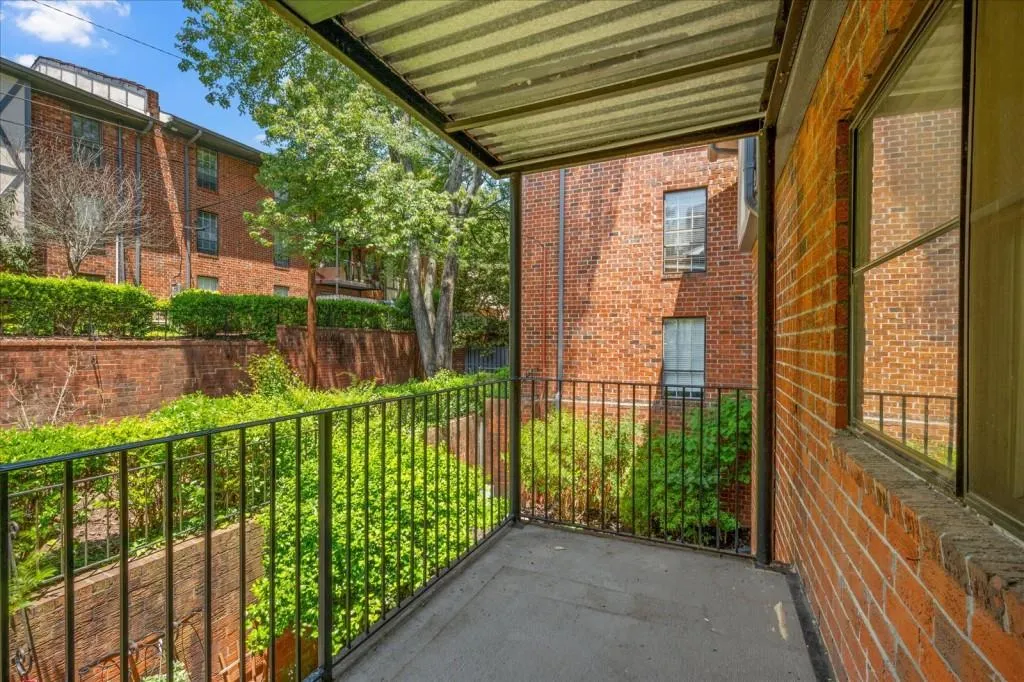 6851 Roswell Road Unit F20, Sandy Springs, Georgia 30328, 3 Bedrooms Bedrooms, ,2 BathroomsBathrooms,Residential,Sold,6851 Roswell Road Unit F20,7269721