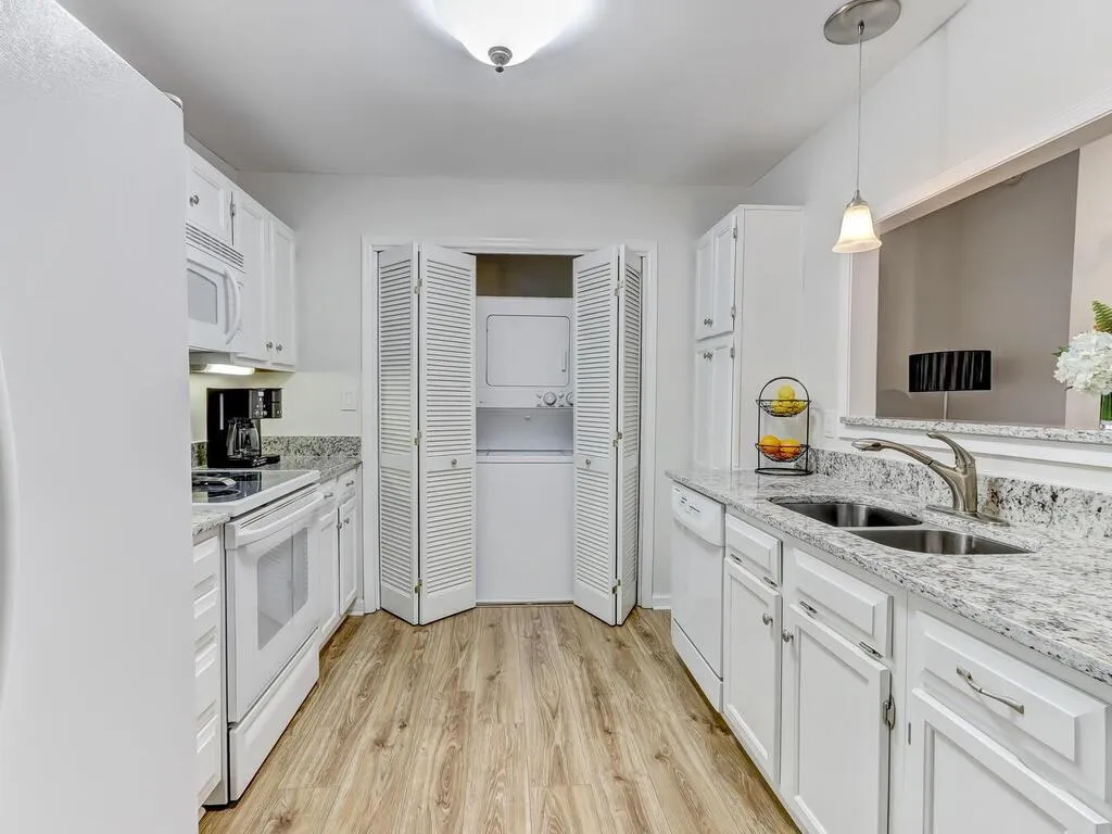 1011 Camden Court Unit 1011, Sandy Springs, Georgia 30327, 2 Bedrooms Bedrooms, ,2 BathroomsBathrooms,Residential,Sold,1011 Camden Court Unit 1011,7001406