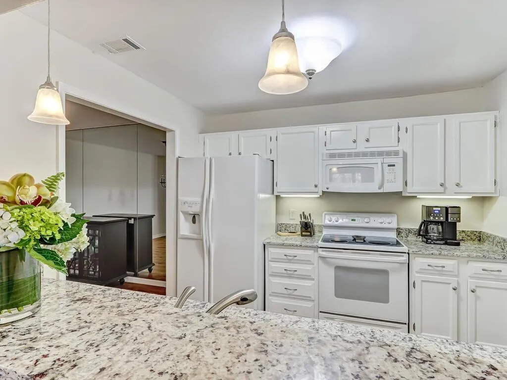 1011 Camden Court Unit 1011, Sandy Springs, Georgia 30327, 2 Bedrooms Bedrooms, ,2 BathroomsBathrooms,Residential,Sold,1011 Camden Court Unit 1011,7001406