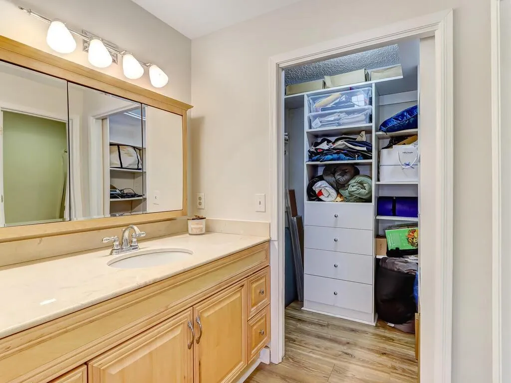 1011 Camden Court Unit 1011, Sandy Springs, Georgia 30327, 2 Bedrooms Bedrooms, ,2 BathroomsBathrooms,Residential,Sold,1011 Camden Court Unit 1011,7001406