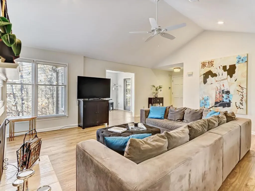 1011 Camden Court Unit 1011, Sandy Springs, Georgia 30327, 2 Bedrooms Bedrooms, ,2 BathroomsBathrooms,Residential,Sold,1011 Camden Court Unit 1011,7001406