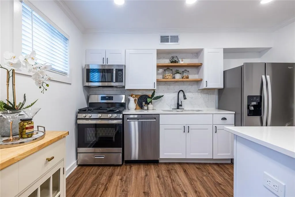 115 Biscayne Drive Nw Unit F10, Atlanta, Georgia 30309, 3 Bedrooms Bedrooms, ,2 BathroomsBathrooms,Residential,For Sale,115 Biscayne Drive Nw Unit F10,7593890