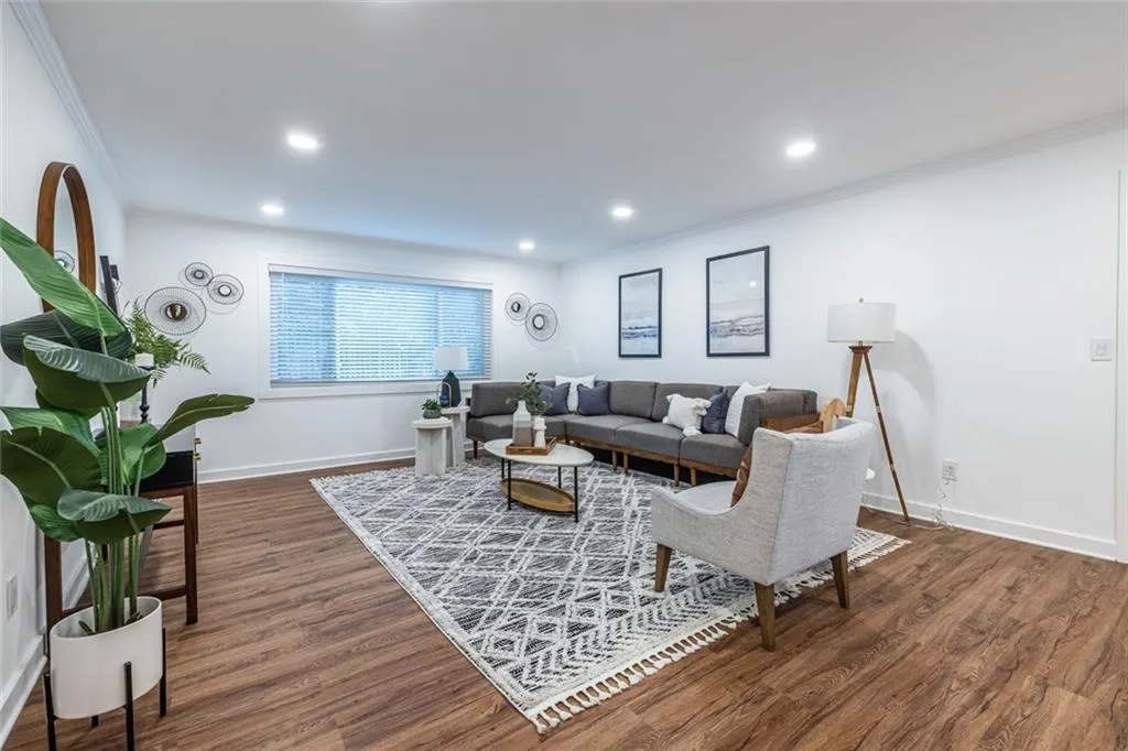 115 Biscayne Drive Nw Unit F10, Atlanta, Georgia 30309, 3 Bedrooms Bedrooms, ,2 BathroomsBathrooms,Residential,For Sale,115 Biscayne Drive Nw Unit F10,7593890
