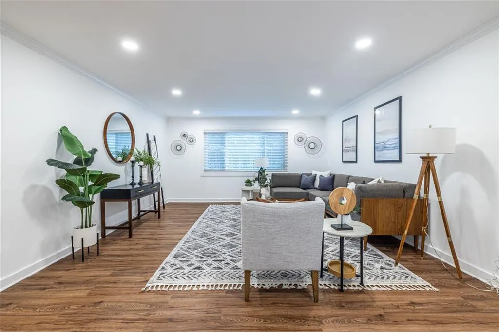 115 Biscayne Drive Nw Unit F10, Atlanta, Georgia 30309, 3 Bedrooms Bedrooms, ,2 BathroomsBathrooms,Residential,For Sale,115 Biscayne Drive Nw Unit F10,7593890