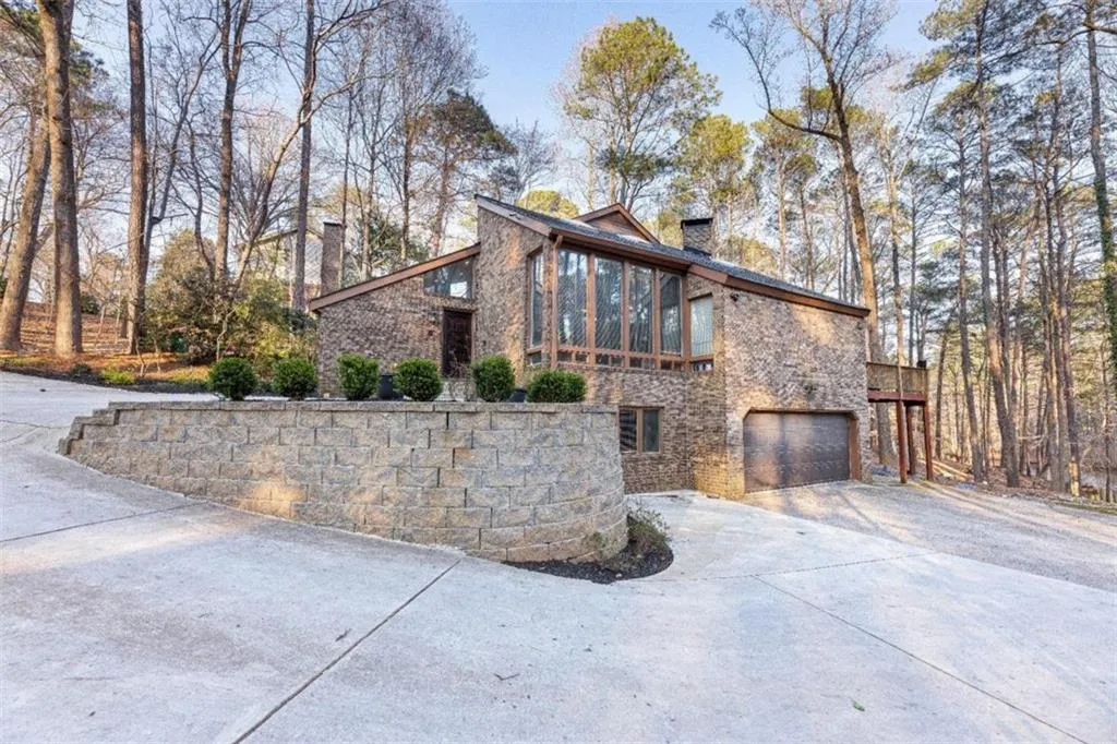 1563 Huntingdon Trail, Sandy Springs, Georgia 30350, 4 Bedrooms Bedrooms, ,3 BathroomsBathrooms,Residential,Sold,1563 Huntingdon Trail,7012273