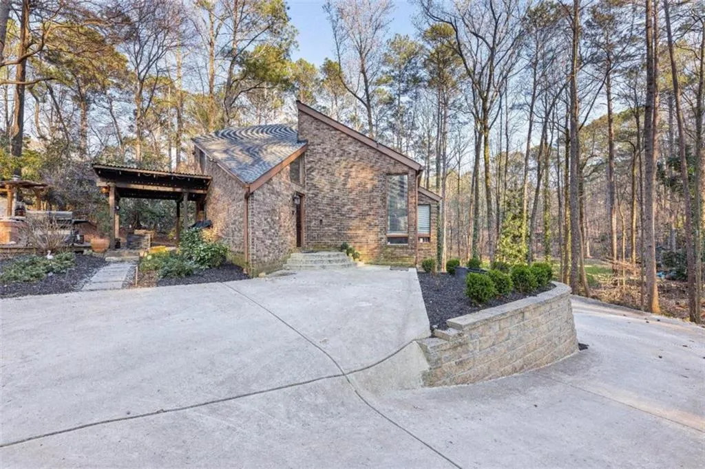1563 Huntingdon Trail, Sandy Springs, Georgia 30350, 4 Bedrooms Bedrooms, ,3 BathroomsBathrooms,Residential,Sold,1563 Huntingdon Trail,7012273