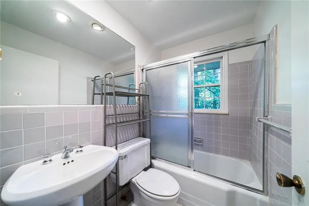 290 Amberidge Trail, Sandy Springs, Georgia 30328, 3 Bedrooms Bedrooms, ,2 BathroomsBathrooms,Residential,Sold,290 Amberidge Trail,6799049