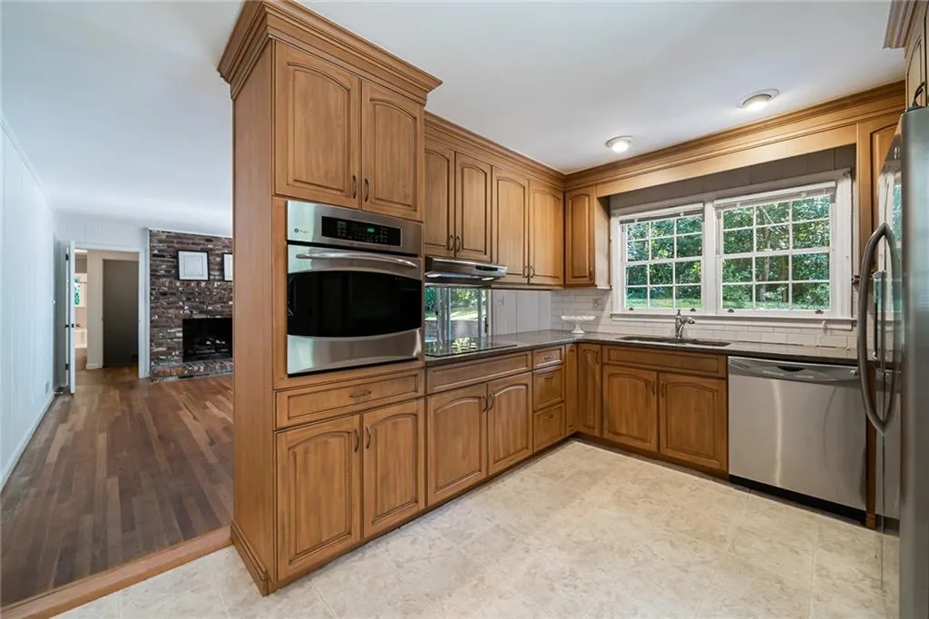 290 Amberidge Trail, Sandy Springs, Georgia 30328, 3 Bedrooms Bedrooms, ,2 BathroomsBathrooms,Residential,Sold,290 Amberidge Trail,6799049