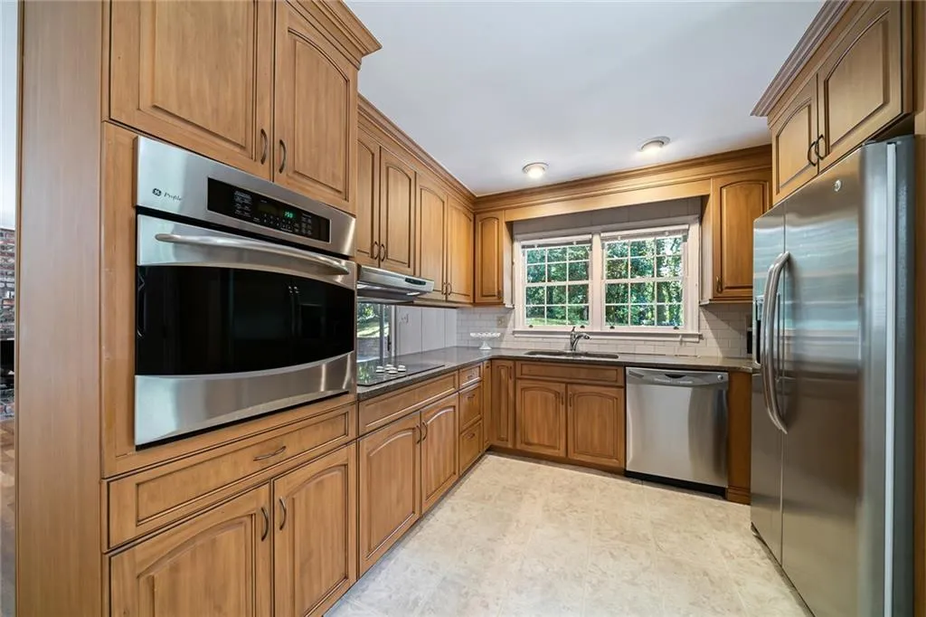 290 Amberidge Trail, Sandy Springs, Georgia 30328, 3 Bedrooms Bedrooms, ,2 BathroomsBathrooms,Residential,Sold,290 Amberidge Trail,6799049