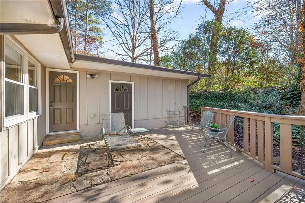 Sun Lounge | Flagstone Accent | Garage + Rear Hall Access