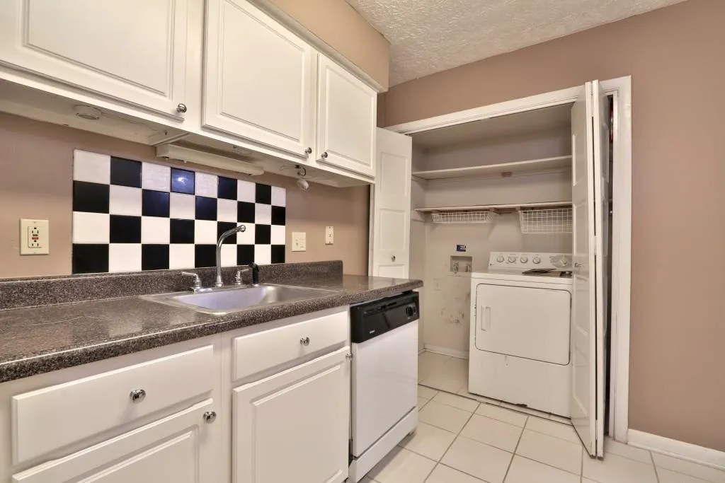 5159 Roswell Road Unit 4, Atlanta, Georgia 30342, 1 Bedroom Bedrooms, ,1 BathroomBathrooms,Residential,Sold,5159 Roswell Road Unit 4,5880439