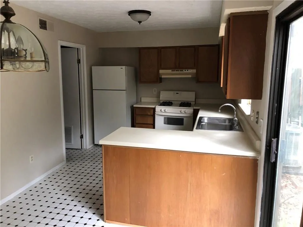 8855 Long Beach Circle, Sandy Springs, Georgia 30350, 2 Bedrooms Bedrooms, ,2 BathroomsBathrooms,Residential,Sold,8855 Long Beach Circle,6115093
