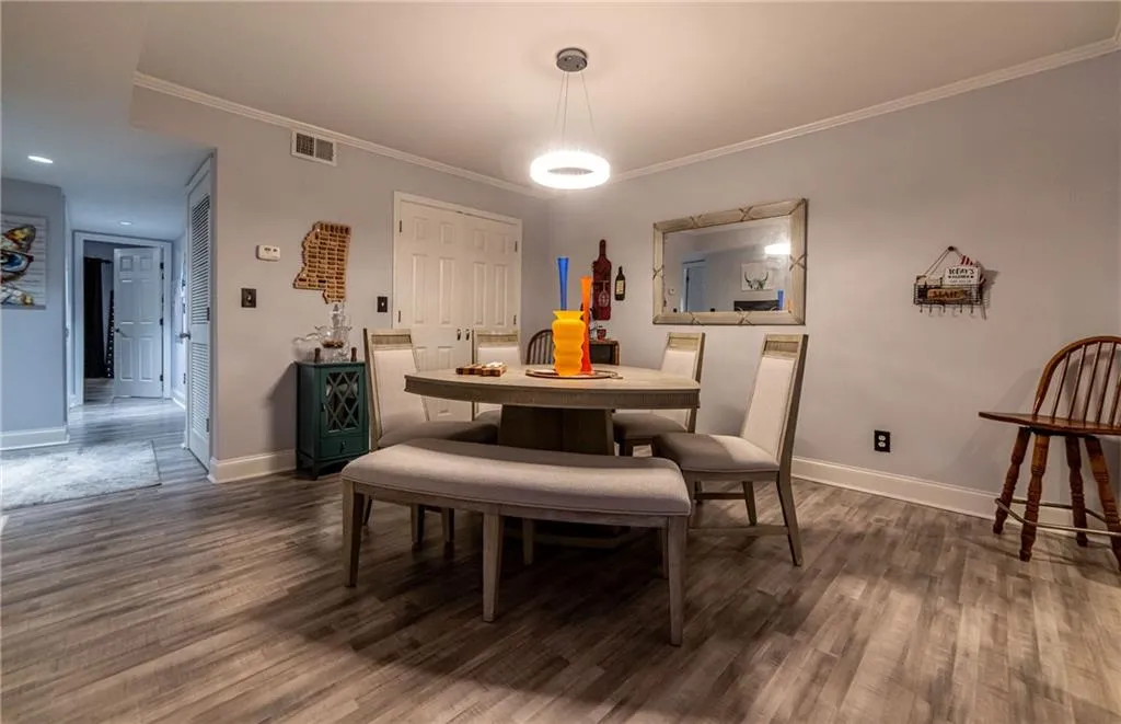 6851 Roswell Road Unit M12, Sandy Springs, Georgia 30328, 3 Bedrooms Bedrooms, ,2 BathroomsBathrooms,Residential,Sold,6851 Roswell Road Unit M12,7239168