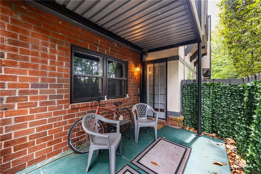 6851 Roswell Road Unit M12, Sandy Springs, Georgia 30328, 3 Bedrooms Bedrooms, ,2 BathroomsBathrooms,Residential,Sold,6851 Roswell Road Unit M12,7239168