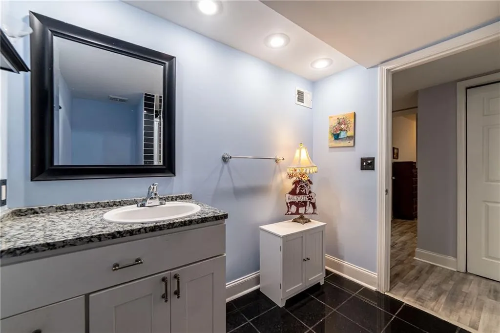 6851 Roswell Road Unit M12, Sandy Springs, Georgia 30328, 3 Bedrooms Bedrooms, ,2 BathroomsBathrooms,Residential,Sold,6851 Roswell Road Unit M12,7239168