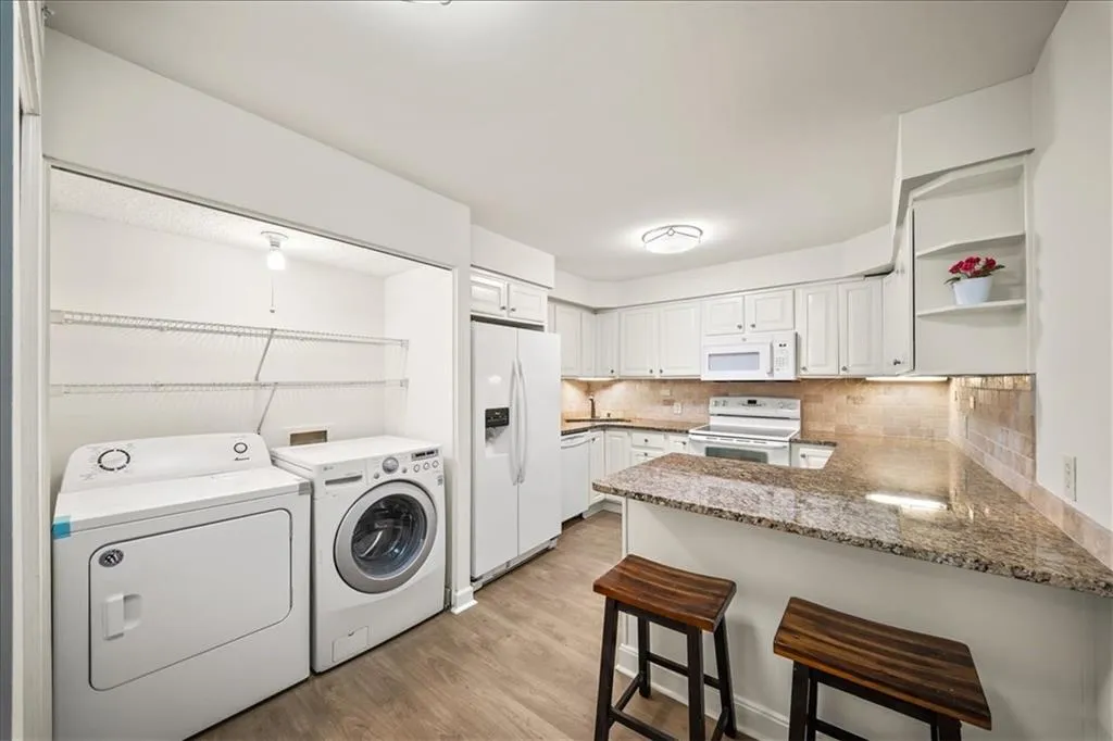 3530 Piedmont Road Ne Unit 7k, Atlanta, Georgia 30305, 2 Bedrooms Bedrooms, 0 ,2 BathroomsBathrooms,Residential,For Sale,3530 Piedmont Road Ne Unit 7k,7805021
