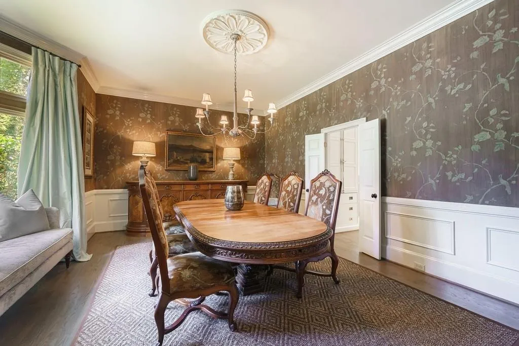 450 Heards Ferry Road, Sandy Springs, Georgia 30328, 7 Bedrooms Bedrooms, ,7 BathroomsBathrooms,Residential,Sold,450 Heards Ferry Road,6939802