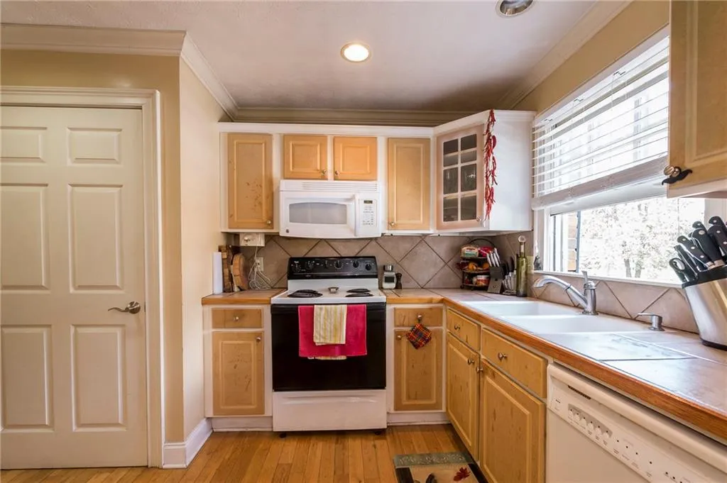 6700 Roswell Road Unit 30c, Atlanta, Georgia 30328, 2 Bedrooms Bedrooms, ,1 BathroomBathrooms,Residential,Sold,6700 Roswell Road Unit 30c,5833370