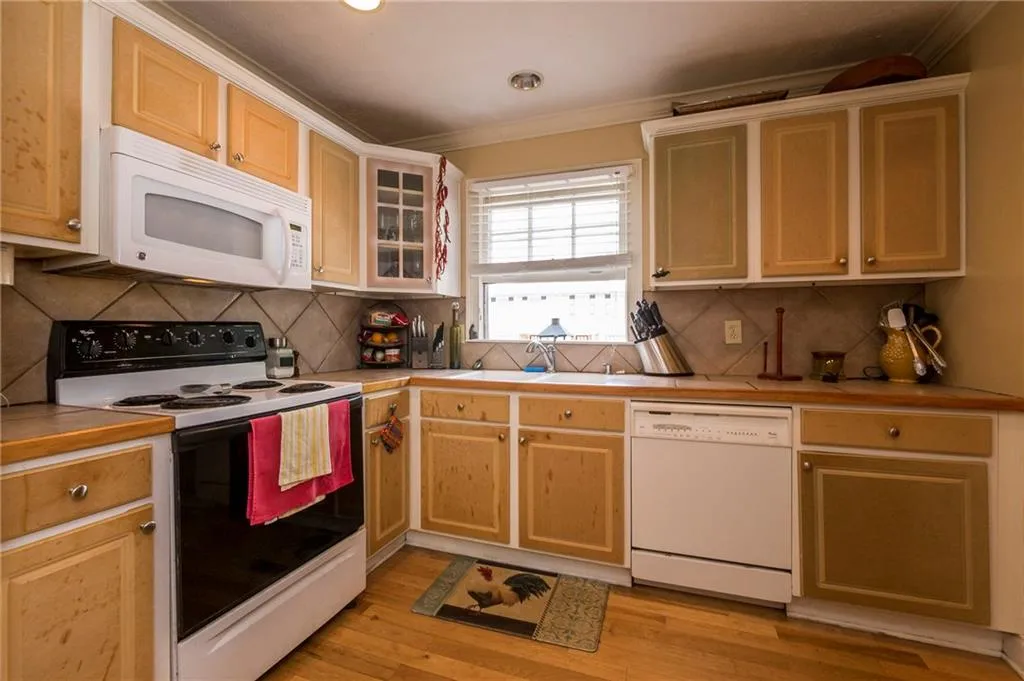 6700 Roswell Road Unit 30c, Atlanta, Georgia 30328, 2 Bedrooms Bedrooms, ,1 BathroomBathrooms,Residential,Sold,6700 Roswell Road Unit 30c,5833370