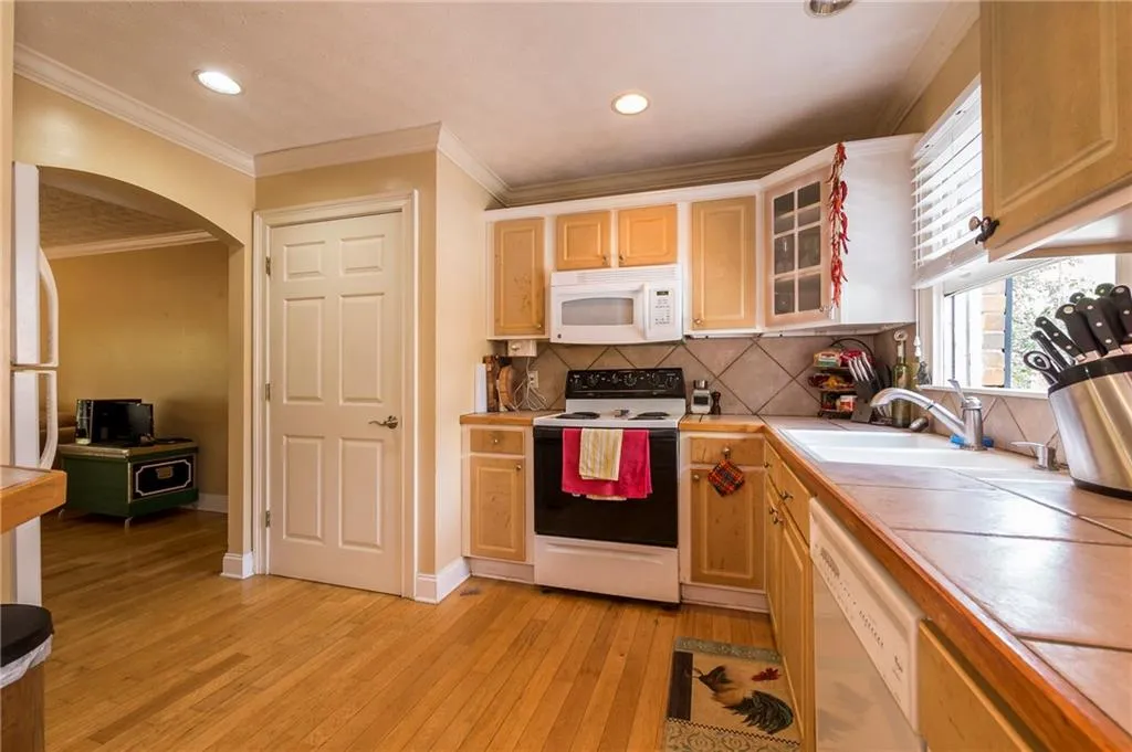 6700 Roswell Road Unit 30c, Atlanta, Georgia 30328, 2 Bedrooms Bedrooms, ,1 BathroomBathrooms,Residential,Sold,6700 Roswell Road Unit 30c,5833370