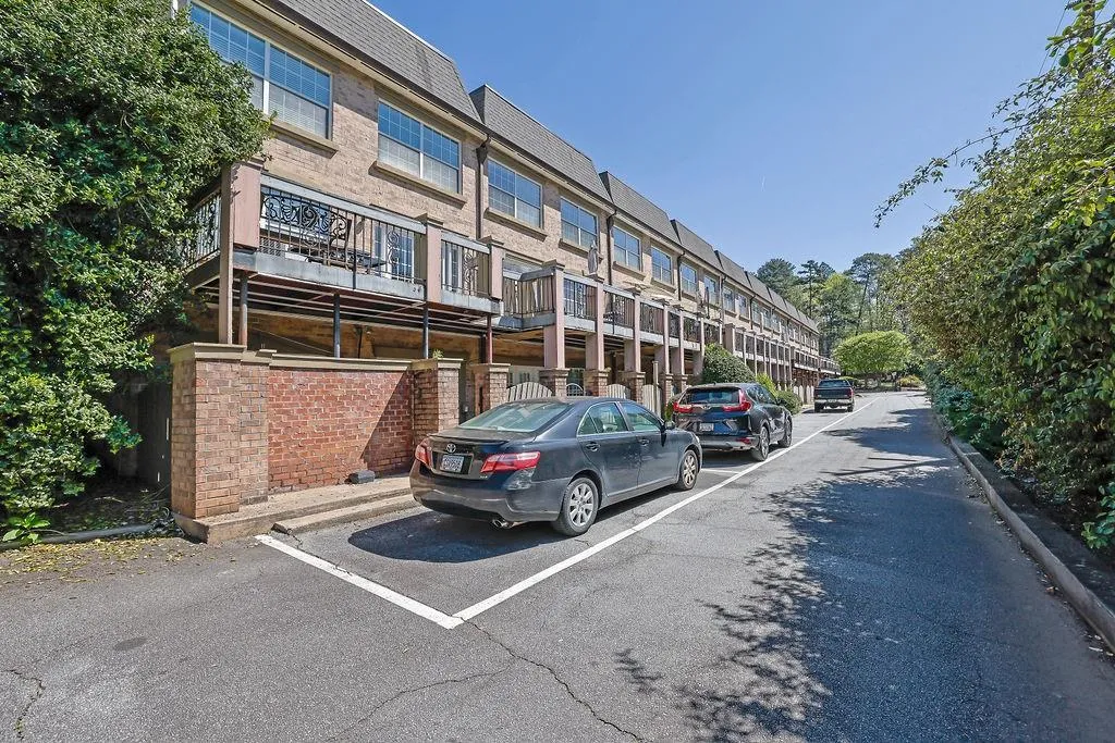 6980 Roswell Road Unit B11, Atlanta, Georgia 30328, 1 Bedroom Bedrooms, ,1 BathroomBathrooms,Residential,For Sale,6980 Roswell Road Unit B11,7752355