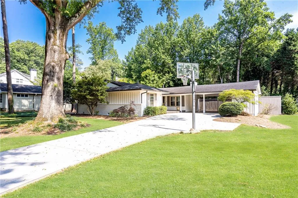 770 E Powderhorn Road, Atlanta, Georgia 30342, 3 Bedrooms Bedrooms, ,2 BathroomsBathrooms,Residential,Sold,770 E Powderhorn Road,7228075