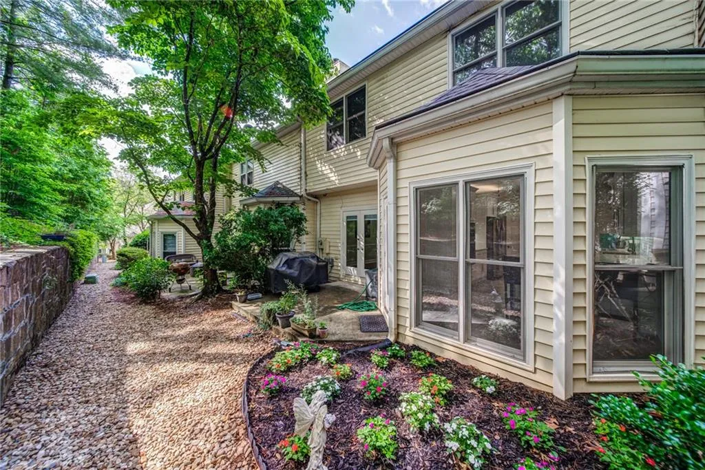 10 Forest Ridge Court, Sandy Springs, Georgia 30350, 3 Bedrooms Bedrooms, ,2 BathroomsBathrooms,Residential,Sold,10 Forest Ridge Court,7057042