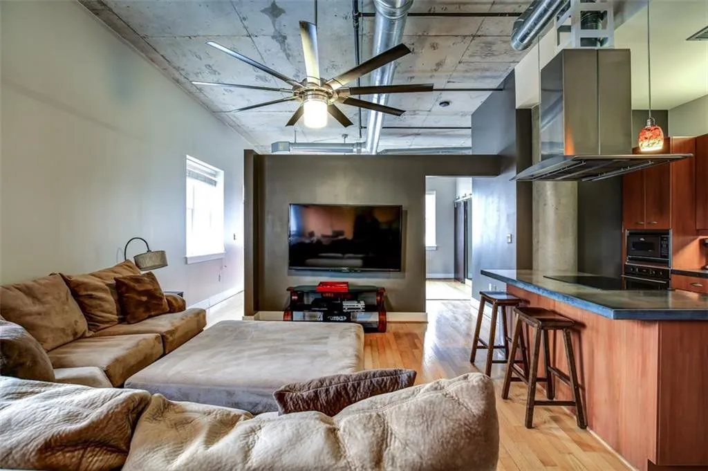 206 11th Street Ne Unit 702, Atlanta, Georgia 30309, 1 Bedroom Bedrooms, ,1 BathroomBathrooms,Residential,Sold,206 11th Street Ne Unit 702,5808434