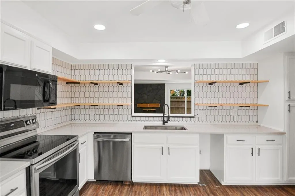 94 Goldrush Circle, Atlanta, Georgia 30328, 3 Bedrooms Bedrooms, ,3 BathroomsBathrooms,Residential,Sold,94 Goldrush Circle,7016083