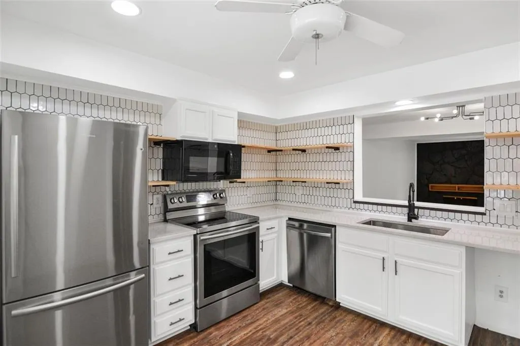 94 Goldrush Circle, Atlanta, Georgia 30328, 3 Bedrooms Bedrooms, ,3 BathroomsBathrooms,Residential,Sold,94 Goldrush Circle,7016083