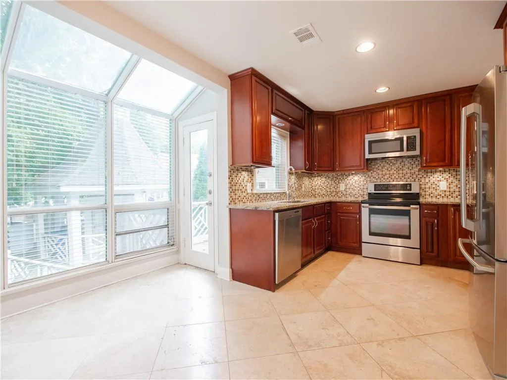 7500 Roswell Road Unit 7, Sandy Springs, Georgia 30350, 2 Bedrooms Bedrooms, ,2 BathroomsBathrooms,Residential,Sold,7500 Roswell Road Unit 7,6609384