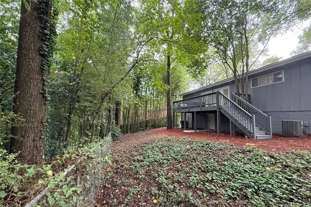 Fulled fenced backyard - great for dogs!