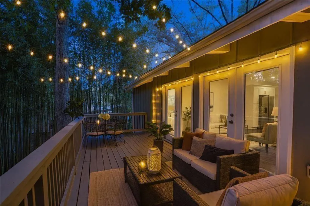 Spacious private freshly painted back deck